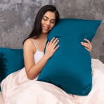 Šilkinis pagalvės užvalkalas „Turquoise“. Šilkiniai pagalvių užvalkalai . Minkštas turkio spalvos šilko užvalkalas, suteikiantis jūsų lovai prabangos.