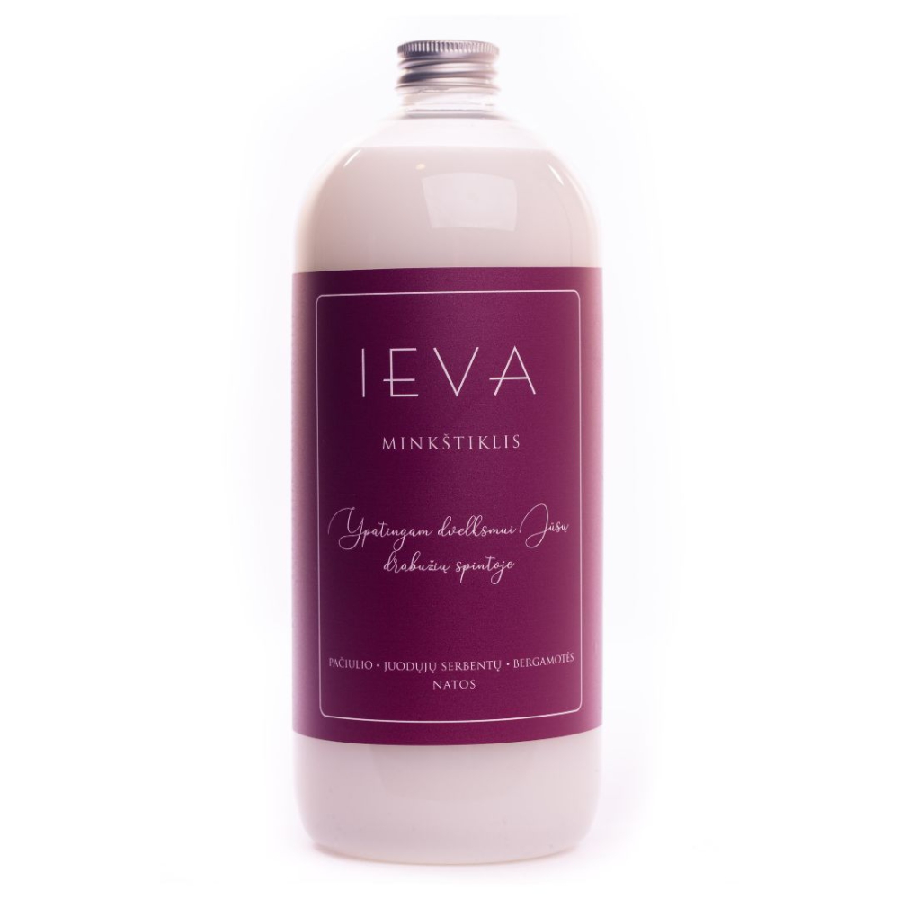 Skalbinių minkštiklis Ieva „Softener Patchouli Blackcurrant“. Valikliai. Minkštiklis su pačiulių, juodųjų serbentų ir bergamočių aromatu, suteikiantis prabangų, ilgai išliekantį kvapą ir išskirtinį minkštumą.